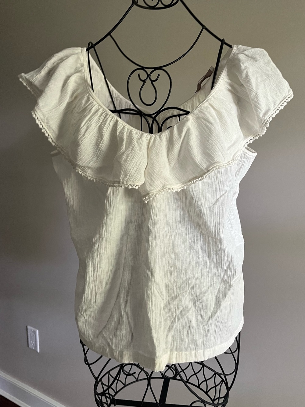 LOFT sweet Cream Ruffle V-Neck women’s Sleeveless Top